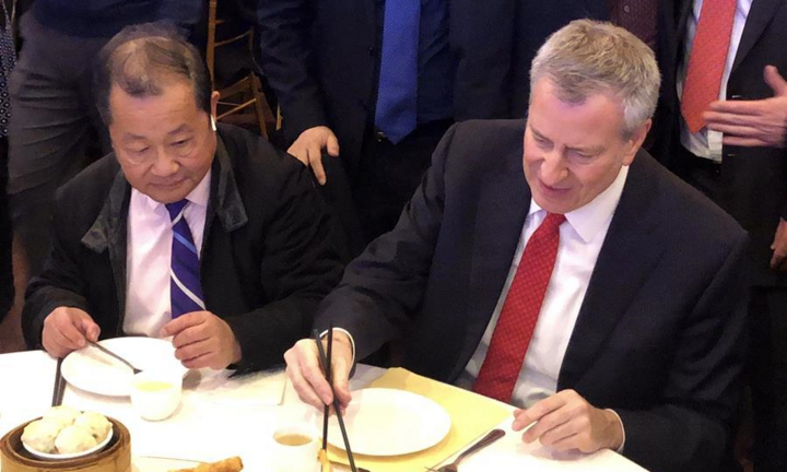 Quan chức Mỹ ăn tối tại phố người Hoa New York để ủng hộ chống dịch Covid-19